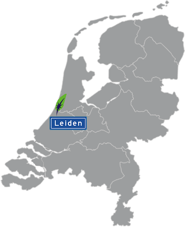 Grijze kaart van Nederland met Leiden aangegeven met blauw plaatsnaambord met witte letters en Dagnall veer voor cursus Nederlands - blauw plaatsnaambord met witte letters en Dagnall veer - transparante achtergrond - 600 * 733 pixels